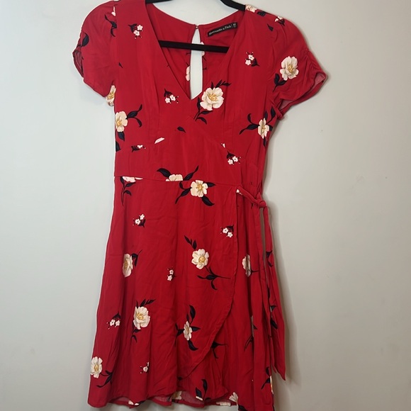 Abercrombie & Fitch Dresses & Skirts - Abercrombie & Fitch Women's Red Floral Wrap Mini Short Sleeve Dress Size‎ XS